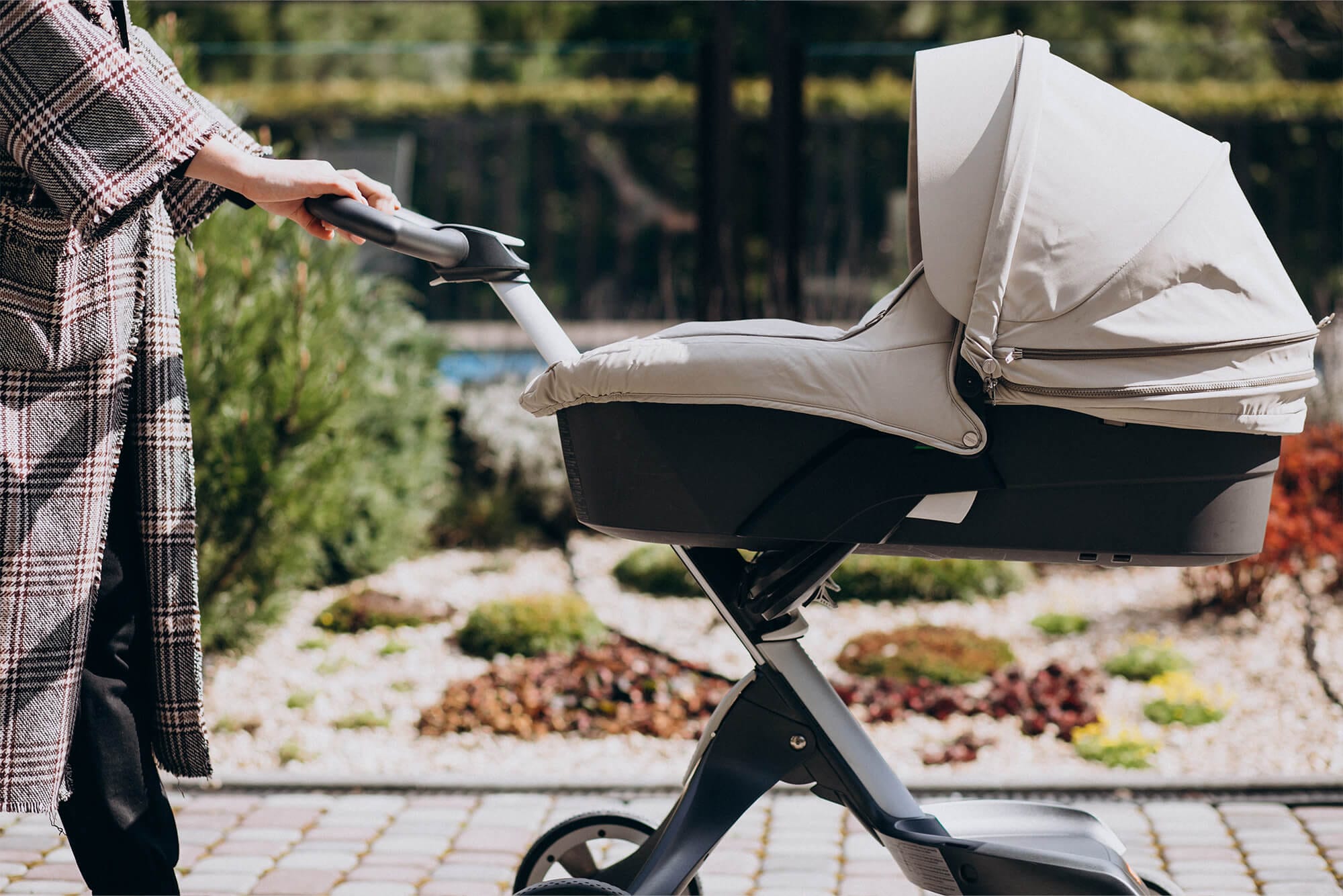 Choisir la poussette bébé parfaite pour votre tout-petit : guide complet de la nacelle à la poussette canne